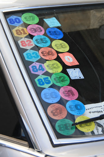 Generations7080's tweet image. La fameuse vignettes auto qui prenaient une place sur notre pare-brise. Instaurée en 1956 pour soit disant financer les retraites, elle a été supprimée en 2006.