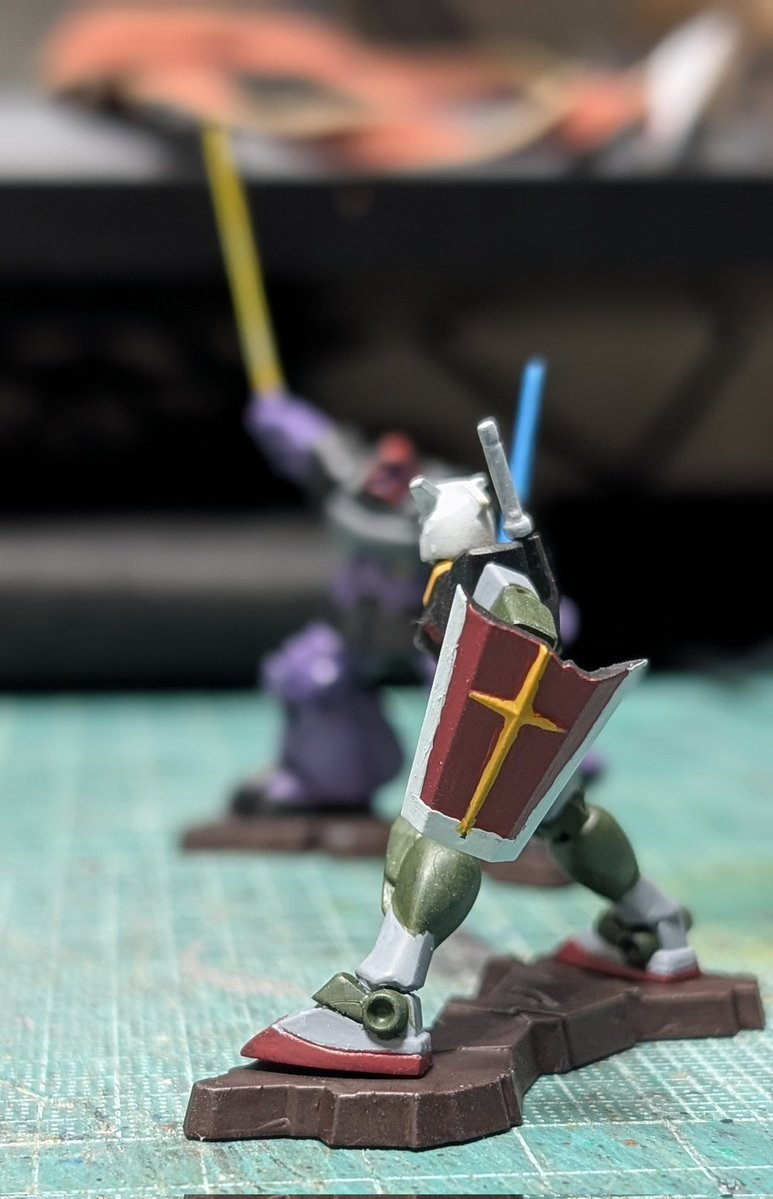 kj2nd1's tweet image. #チョコサプガンダム
#ガンプラ好きと繋がりたい
ドム完成。パープル部分は暗めのベースの
上から明るめのパープルを調色して塗装。
仕上げにナルンオイル。
コレでガンダムと組み合わせれば劇場版ポスターっぽく。