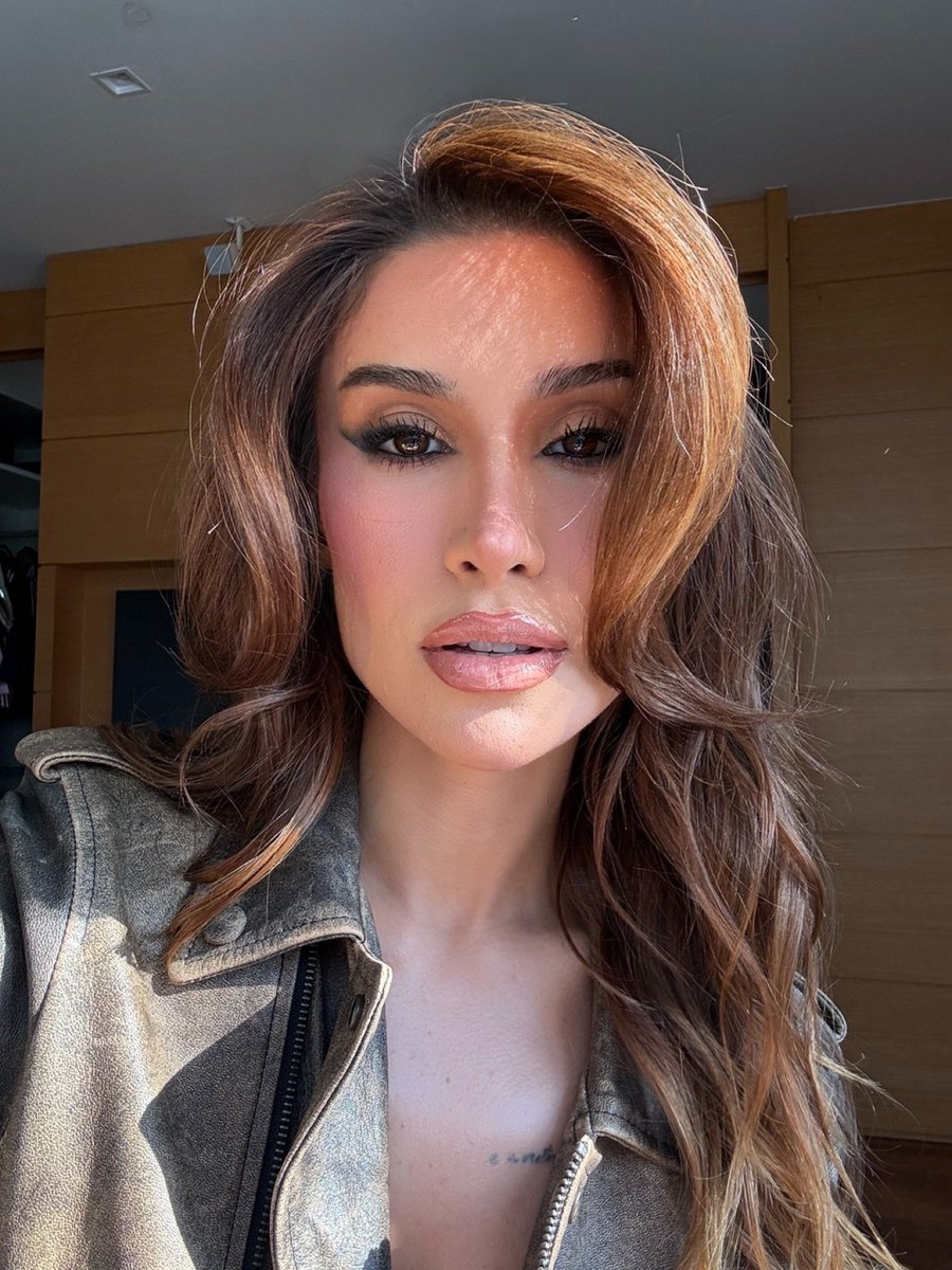 BiancaAndrade's tweet image. quem vê nem imagina que só precisei de um micropore e um contonete pra fazer esse delineado. tutorial lá no meu feed ✨