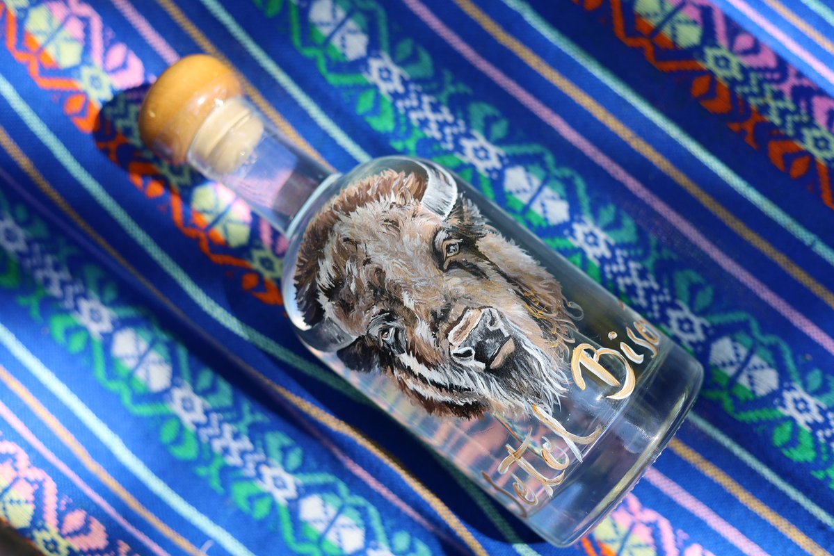AndreaChavezTre's tweet image. Un privilegio compartir el pan y la sal con el Maestro Sotolero Jacobo Jáquez, uno de los más jóvenes y apasionados guardianes de nuestra bebida emblemática: el Sotol.
Desde el Rancho La Guadalupana, en el corazón de Chihuahua, aprendimos sobre un legado que lleva seis…