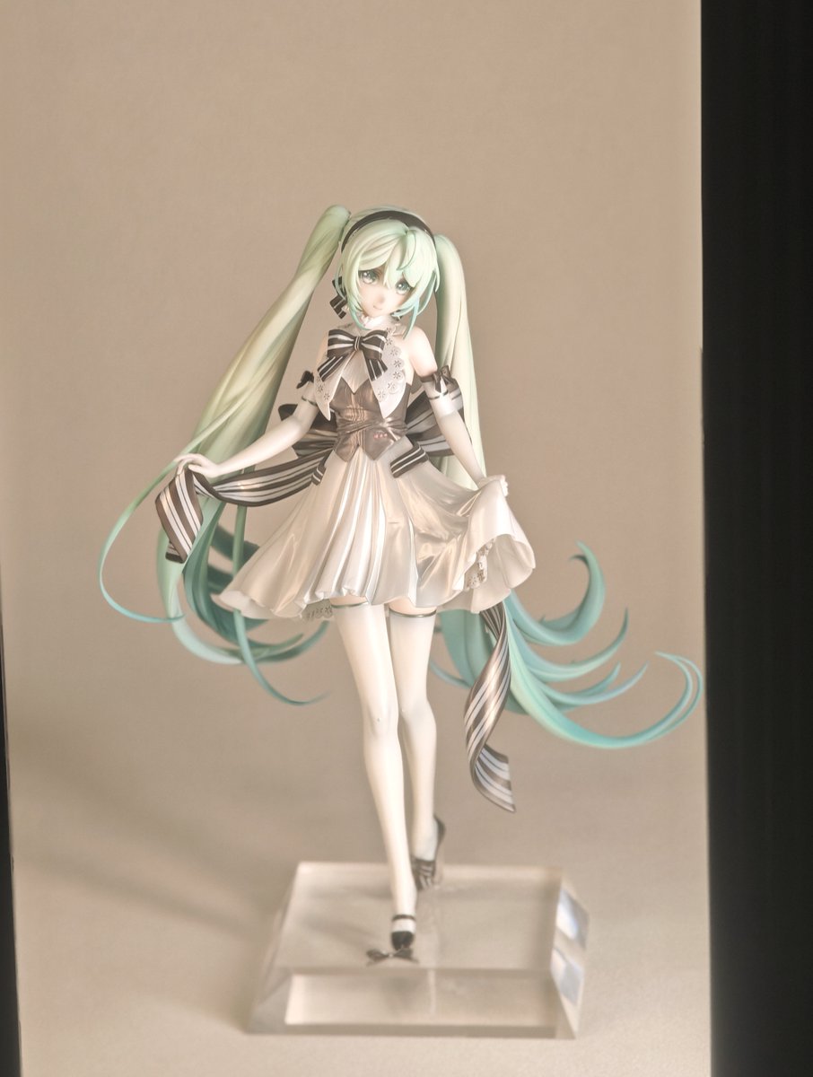 YOZORA0v0's tweet image. 涂完了这只miku,在最后的死线赶上了...
希望得到大家的喜欢~
涂装和拍摄的过程中都尝试着去还原优雅的氛围感
初音凯子含泪做完...感动...
原画:Rella @Rellakinoko
原型:あじさい@ajisai_126
涂装&拍:我@YOZORA0v0
#WF2025S #初音ミク #初音ミクシンフォニー2024