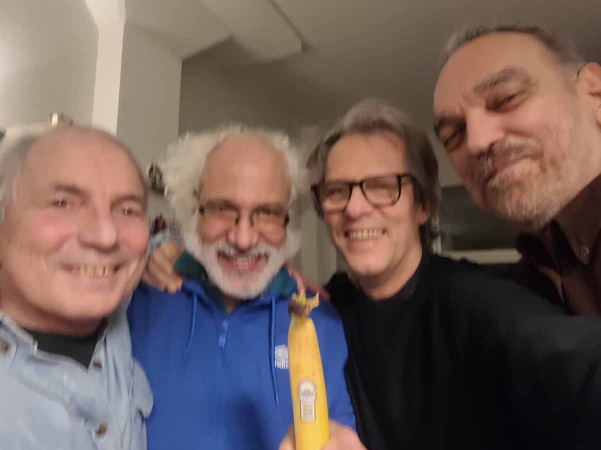 Fernando A. Iglesias (@feriglesias) on Twitter photo Summit gorila en casa, ayer: Matossian, Recalde, Racioppi, Iglesias. Tiraron una banana y no tocó el piso. <a href="/DiegoJRecalde/">Diego Recalde</a> <a href="/juancristonomo/">Humanos en la Rosada</a> Summit gorila en casa, ayer: Matossian, Recalde, Racioppi, Iglesias. Tiraron una banana y no tocó el piso. <a href="/DiegoJRecalde/">Diego Recalde</a> <a href="/juancristonomo/">Humanos en la Rosada</a>