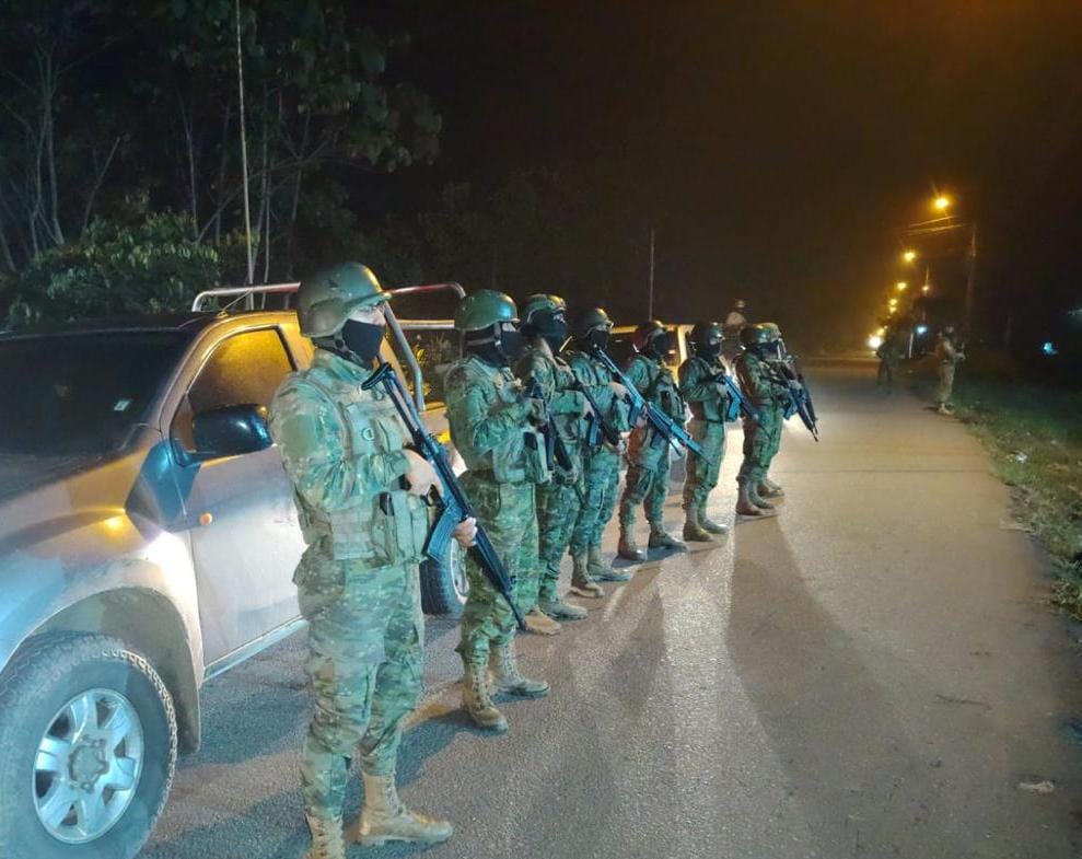 FFAAECUADOR's tweet image. Ciudadanos fueron liberados durante operación de búsqueda y rescate

#ElOro | Las Fuerzas Armadas del Ecuador a través del Bloque de Seguridad, ejecutaron una operación militar en el sector de Río Siete, cantón #ElGuabo, que permitió la liberación de dos ciudadanos que se…