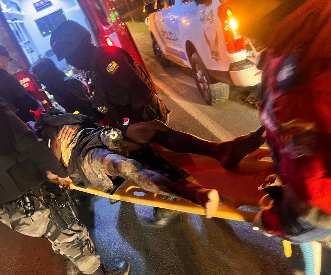 FFAAECUADOR's tweet image. Ciudadanos fueron liberados durante operación de búsqueda y rescate

#ElOro | Las Fuerzas Armadas del Ecuador a través del Bloque de Seguridad, ejecutaron una operación militar en el sector de Río Siete, cantón #ElGuabo, que permitió la liberación de dos ciudadanos que se…