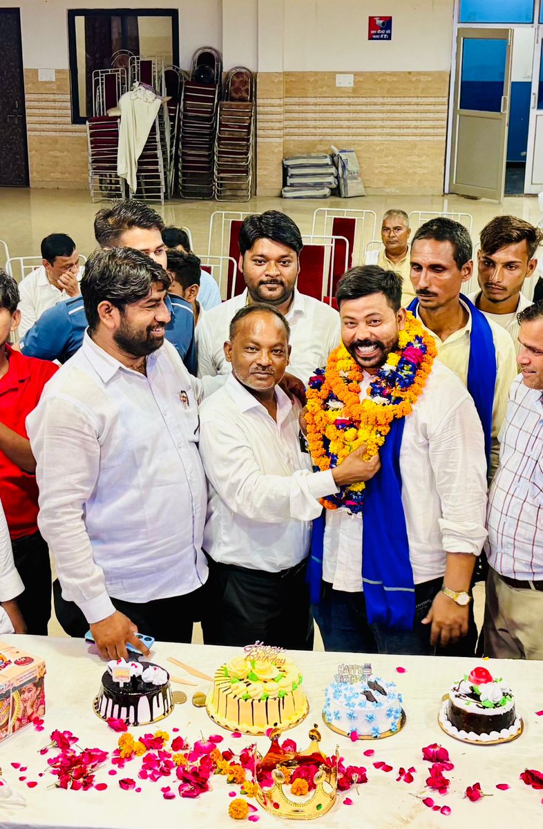 हृदयप्रिय छोटे भाई बीरेंद्र बहुजन जी के जन्मदिन के शुभ अवसर पर उनको बधाई देते हुए प्रत्याशी सदस्य बार कौंसिल ऑफ़ उत्तर प्रदेश एड० श्रीराम गौतम, तथागत बुद्ध की अनुकंपा सदैव छोटे भाई पर बनी रहे. 
🎂🎂🎉🎉🍫🍫

श्रीराम गौतम 
एडवोकेट, कानपुर नगर 
प्रत्याशी सदस्य बार कौंसिल ऑफ ऊ० प्र०
