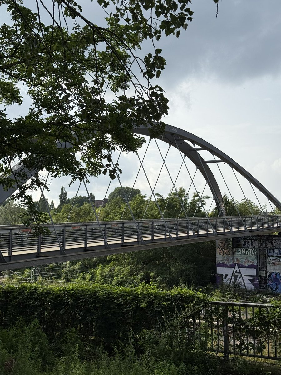 Wie sehr es mit dem „Deutschlandtempo“ hakt, kann man in Berlin am Mauerpark beobachten, wo eine Brücke von März bis Juli (jetzt verlängert bis August) gesperrt ist.

Nicht etwa wegen kritischer Instandsetzung. Sondern wegen Austausch des Bodenbelages. Sowas dauert 5 Monate!
