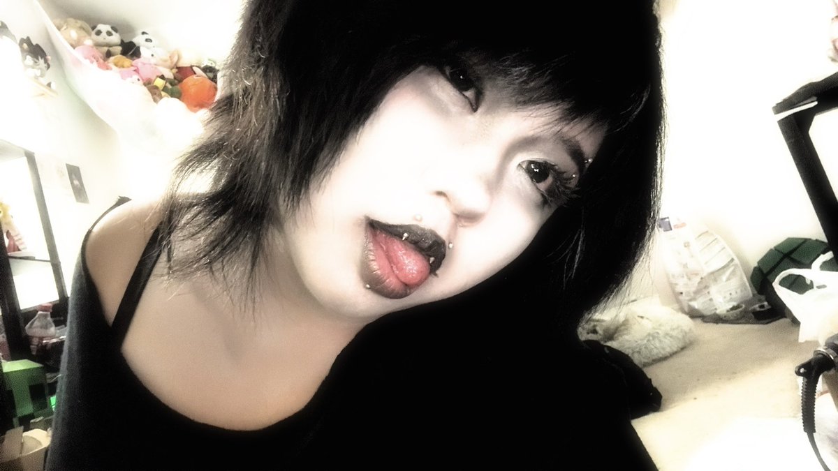 cumsnell's tweet image. i don’t do my makeup anymore bruh i’m running out of pics