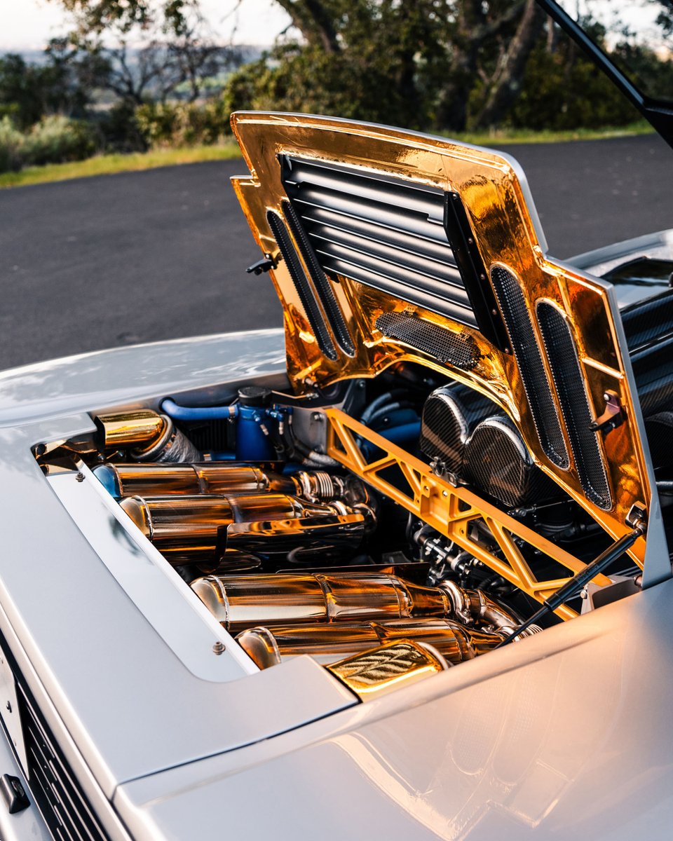 rmsothebys's tweet image. One of the most original McLaren F1s in existence.
Chassis 062 is one of just 7 U.S.-spec Ameritech cars, delivered new to Larry Ellison and California-registered since 1997 and was never federalized. Still under 6,500 miles, still Magnesium Silver, and still road legal in…