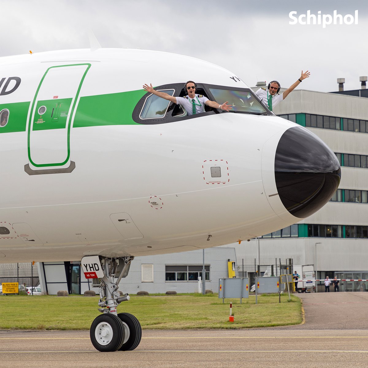 Schiphol's tweet image. Let's go back in time! Transavia’s retro Airbus A321neo just landed at Schiphol ✈️🫶
#schiphol #airport #amsterdam #transavia