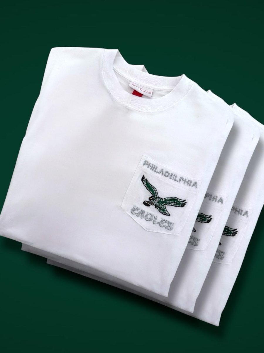MNFlagshipStore's tweet image. Be Like Buddy 😎🦅
NEW IN STORE EXCLUSIVE @Eagles @mitchell_ness Logo Pocket Tee 🦅 Our take on Buddy Ryan’s sideline polo from his Eagles years. Classic, understated, iconic.