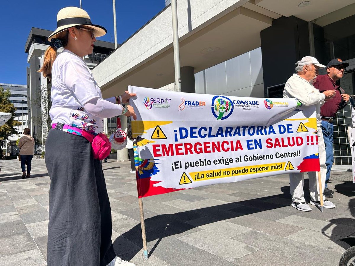 AHORA|
Trabajadores de la salud, pacientes y organizaciones sociales entregaron una medida cautelar para exigir la asignación de presupuesto al Hospital Eugenio Espejo, frente a la crisis que enfrenta esta casa de salud. 
La entrega de la medida fue acompañada por un plantón a