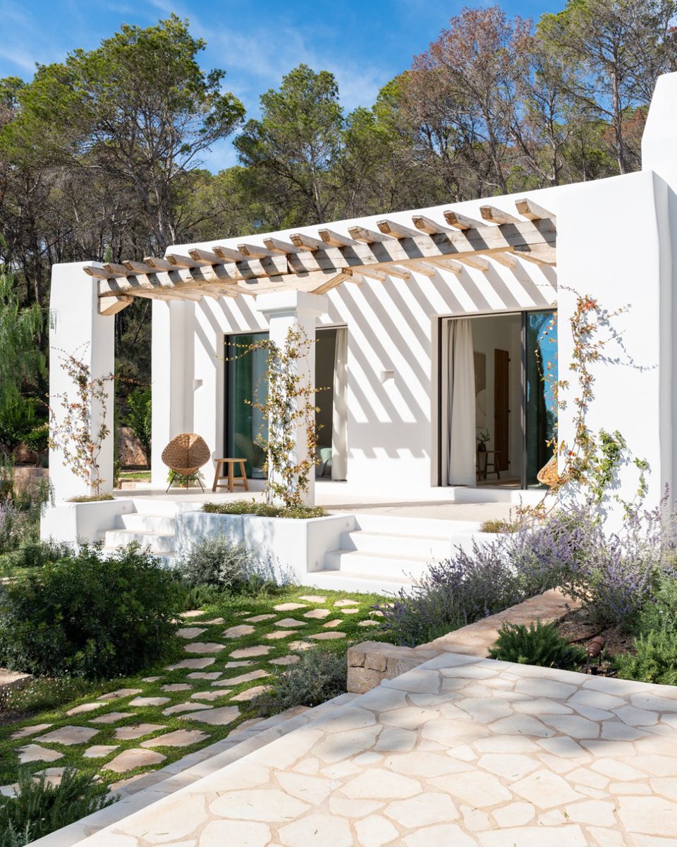 Discover our Property of the Week: a stunning Blakstad finca in Santa Eulària! 🌅 Tap to learn more: ev-link.de/1Ygq50WlyGS #Ibiza #RealEstate