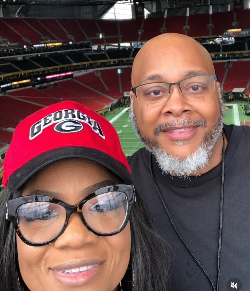 xonecole's tweet image. Comedian Ms. Pat revealed that her form of self-care involves sleeping in a separate bedroom than her husband: “Me and my husband don’t sleep in the same room. That way, when I don’t feel like being bothered, I go to my space.” bit.ly/3Z9nuas