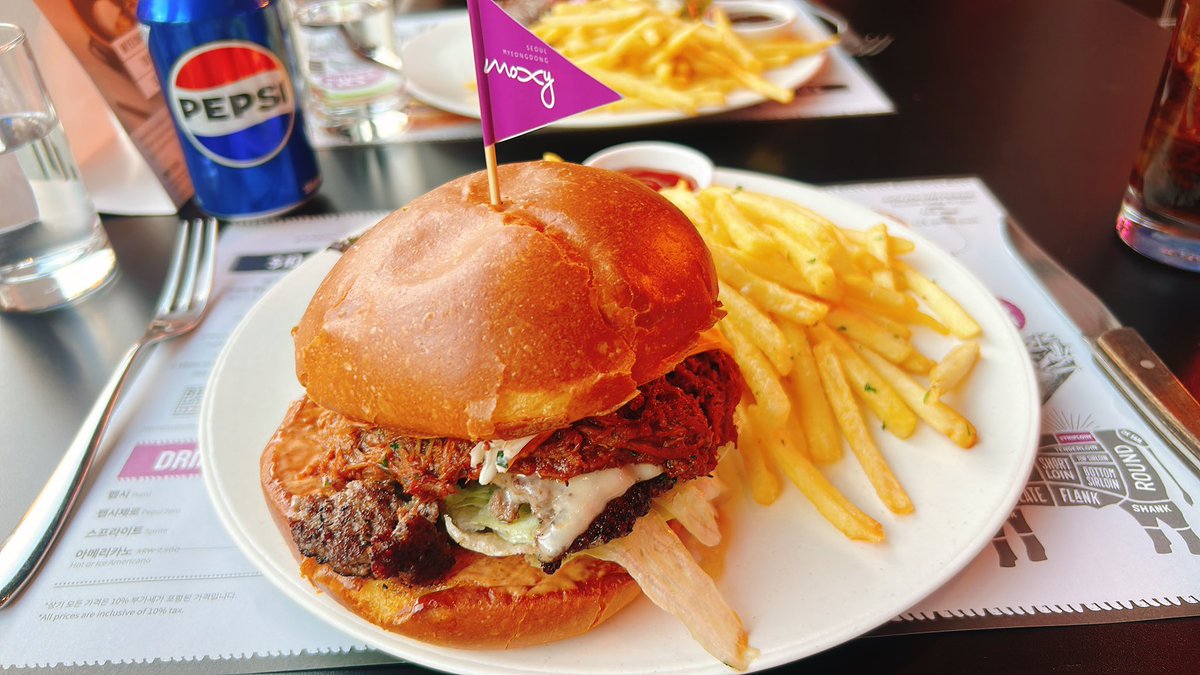 명동 목시 10달러스테이크 앤 햄버거
둘다 10달러(1.7만) 인데 감튀가 무제한이라 진짜 양많고 맛있었당 ㅋㅋㅋ