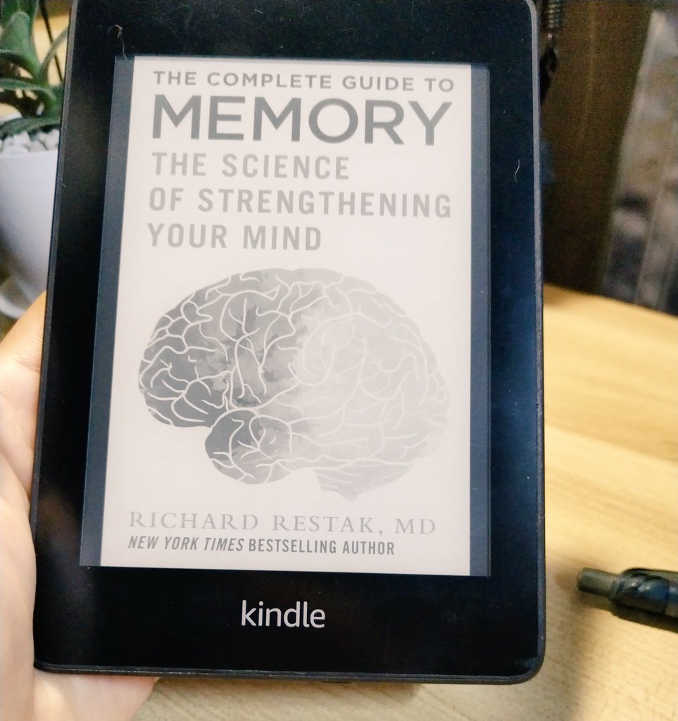 SayCoolEnglish's tweet image. นอกจากการอ่านนิยาย จะเป็น empathy gym รูปแบบหนึ่งแล้ว ยังเป็นการฝึกฝนความทรงจำระดับใช้งาน หรือ working memory ด้วยค่ะ 

• เพราะเวลาอ่านนิยาย คนอ่านต้องจำรายละเอียดตัวละคร ลำดับเหตุการณ์ หรือบทสนทนา ติดตามตั้งแต่ต้นจนจบ เพื่อทำความเข้าใจเนื้อเรื่อง…