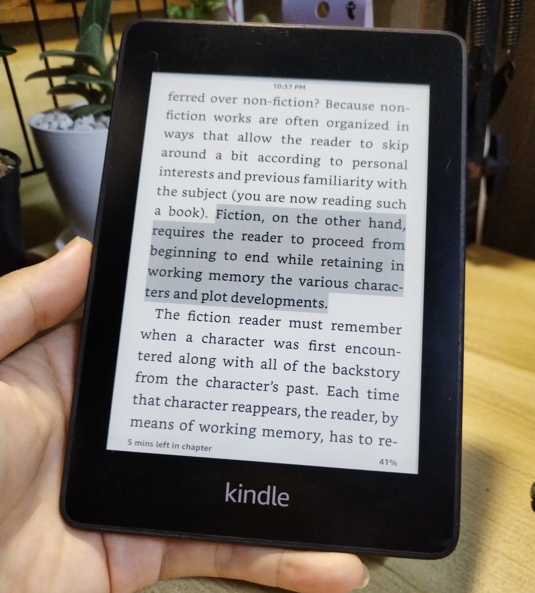 SayCoolEnglish's tweet image. นอกจากการอ่านนิยาย จะเป็น empathy gym รูปแบบหนึ่งแล้ว ยังเป็นการฝึกฝนความทรงจำระดับใช้งาน หรือ working memory ด้วยค่ะ 

• เพราะเวลาอ่านนิยาย คนอ่านต้องจำรายละเอียดตัวละคร ลำดับเหตุการณ์ หรือบทสนทนา ติดตามตั้งแต่ต้นจนจบ เพื่อทำความเข้าใจเนื้อเรื่อง…