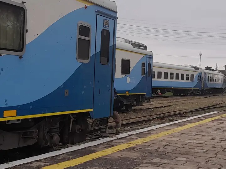 GGertino's tweet image. Durante la noche de ayer, se efectuó un traslado desde Retiro hasta Rosario Norte donde se dejaron diez coches CNR.
Seguramente se trate de coches de reserva para los trenes de larga distancia, pero el sueño de los que defendemos el tren de Rosario a Cañada de Gómez está. 🤔