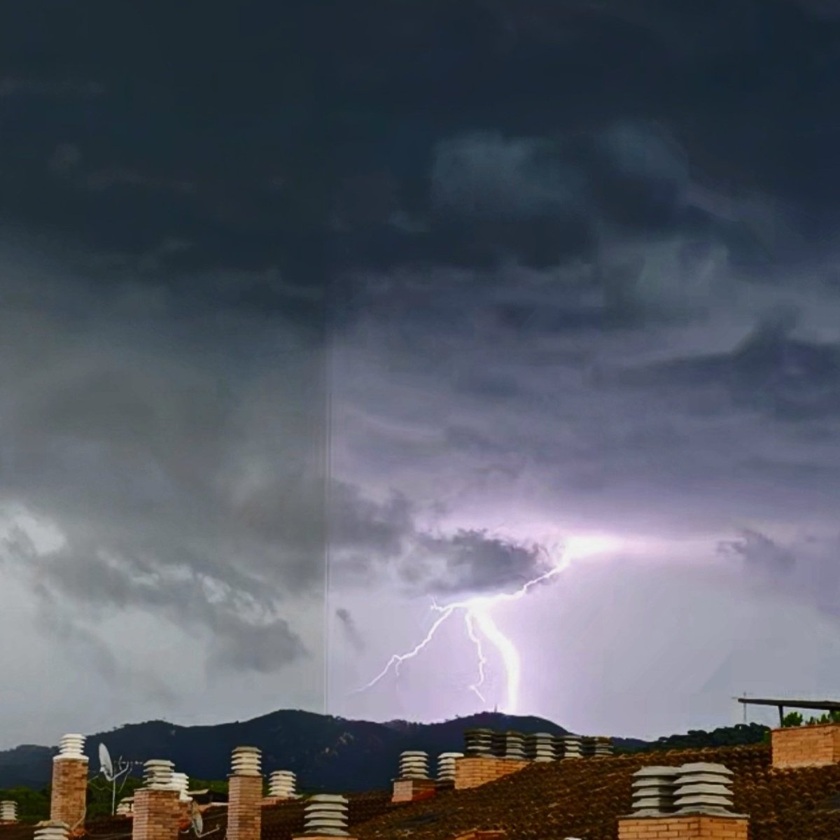 S'està preparant ben fort... #VallesOriental #Meteocat #ElTemps3Cat 📷