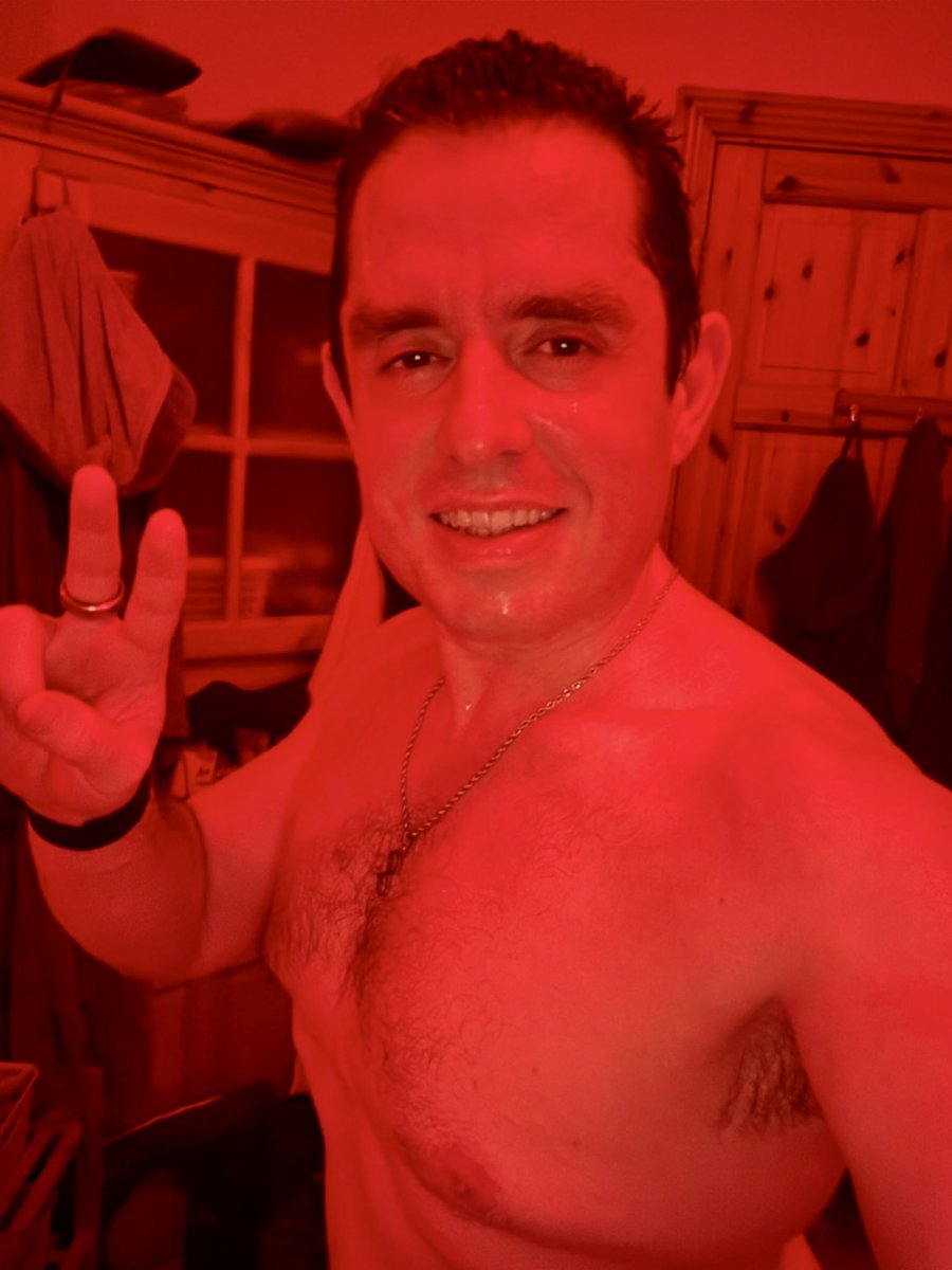 Brain0verride's tweet image. Vous avez bien dormi cette semaine ?
Après "je n'aime pas le sport", laissez-moi vous avouer que... je n'aime pas dormir.
Toute ma vie, j'ai considéré le sommeil comme un poids, un frein, une contrainte. Un temps volé aux choses vraiment intéressantes.
Je dormais très peu,…