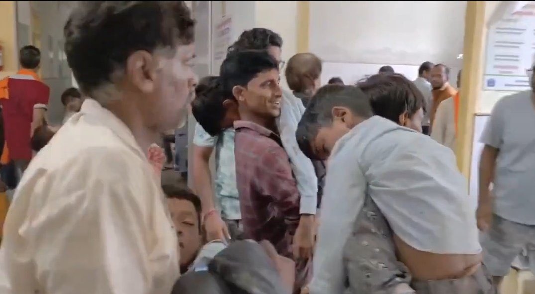 Ranjeetfarmer's tweet image. शर्म आनी चाहिए ऐसे तंत्र को,
जहाँ बच्चे स्कूल में पढ़ने जाते हैं और बदले में मौत मिलती है ।
"7 मासूम ज़िंदगियाँ… और गिर गई सिर्फ़ छत नहीं, सरकार की ज़िम्मेदारी भी!"
राजस्थान के सरकारी स्कूल में छत गिरने से 7 बच्चों की दर्दनाक मौत हो गई।
ये बच्चे किसी VIP के नहीं थे… किसी…