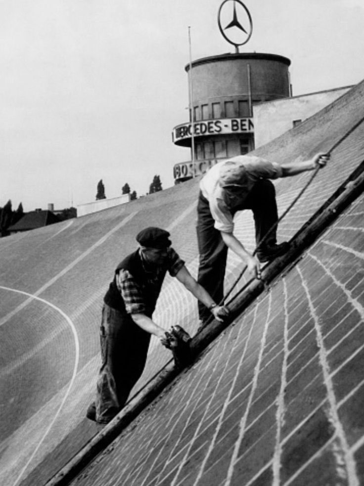 Bellagiotime's tweet image. French great Jean Behra died on the banking in 1959.
Behra lost control in the pouring rain, while going 110 mph (180 km/h). The Porsche began to fishtail with the tail of the car going higher and higher up the slick, steep bank. Then the Porsche spun and went over the top of the…
