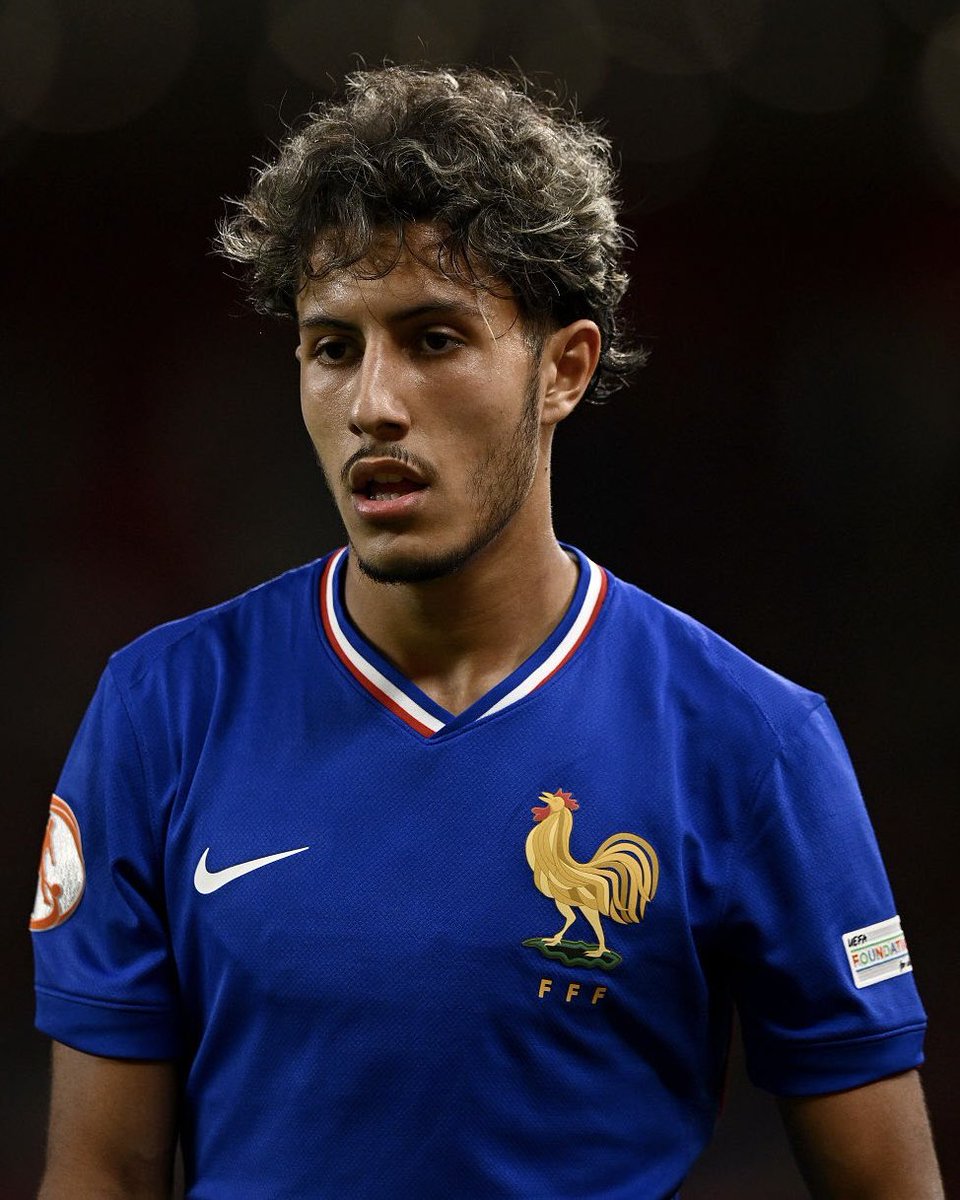 RadarScoutingPT's tweet photo. 👤 Nome: Ilyas Azizi - 🇫🇷
🎂 Idade: 17 (2008)
🏟️ Posição: Médio Ofensivo / Extremk
👕 Clube: Toulouse
🦶🏻 Pé dominante: Direito

Médio ofensivo/extremo destro, perfil ectomorfo, ágil, com grande capacidade de explosão e velocidade de deslocamento. 

Tecnicamente tem bastantes recursos e é forte no 1vs1, driblando com facilidade com quebras de movimento frequentes. É um agitador nato, bastante irreverente, tendo facilidade em ganhar a linha de fundo, cruzando tenso ou atrasado para servir os colegas.