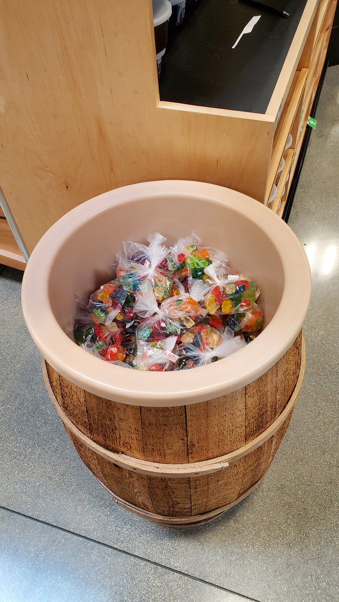 Ya descubrí que había dentro de los barriles de DK 😋