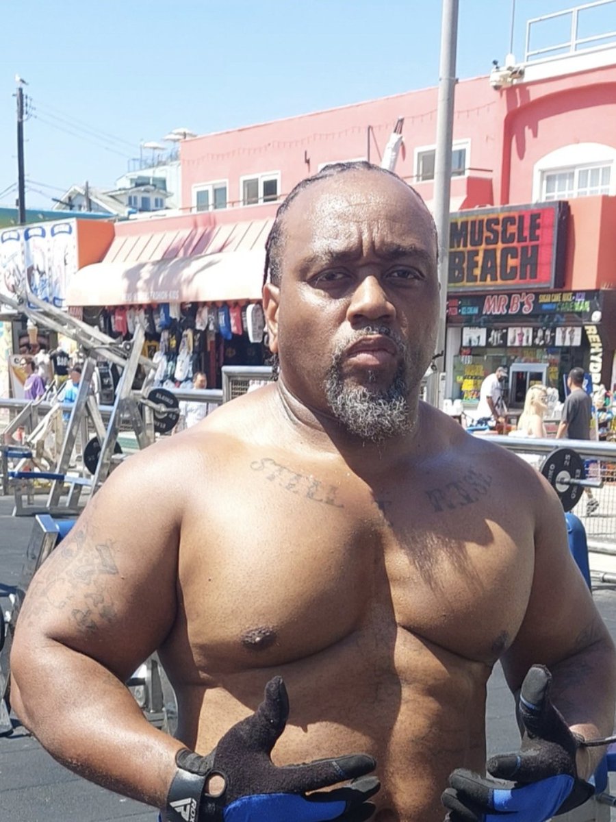 Venice beach Grind.... Trainers gotta Eat too!
Walk it Like I Talk it  💨