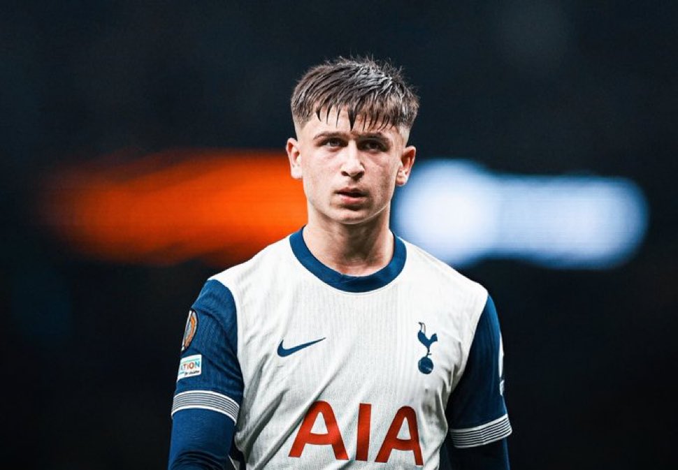 spurssglobal's tweet image. [🥇] NEW: Moore&apos;s camp have been pushing for a loan move during contract talks with Spurs, with a number of clubs both in England and abroad keen on taking him for the season ahead. 

Frank will make the final decision on what comes next for the youngster. @AlasdairGold 🚨🏴󠁧󠁢󠁥󠁮󠁧󠁿