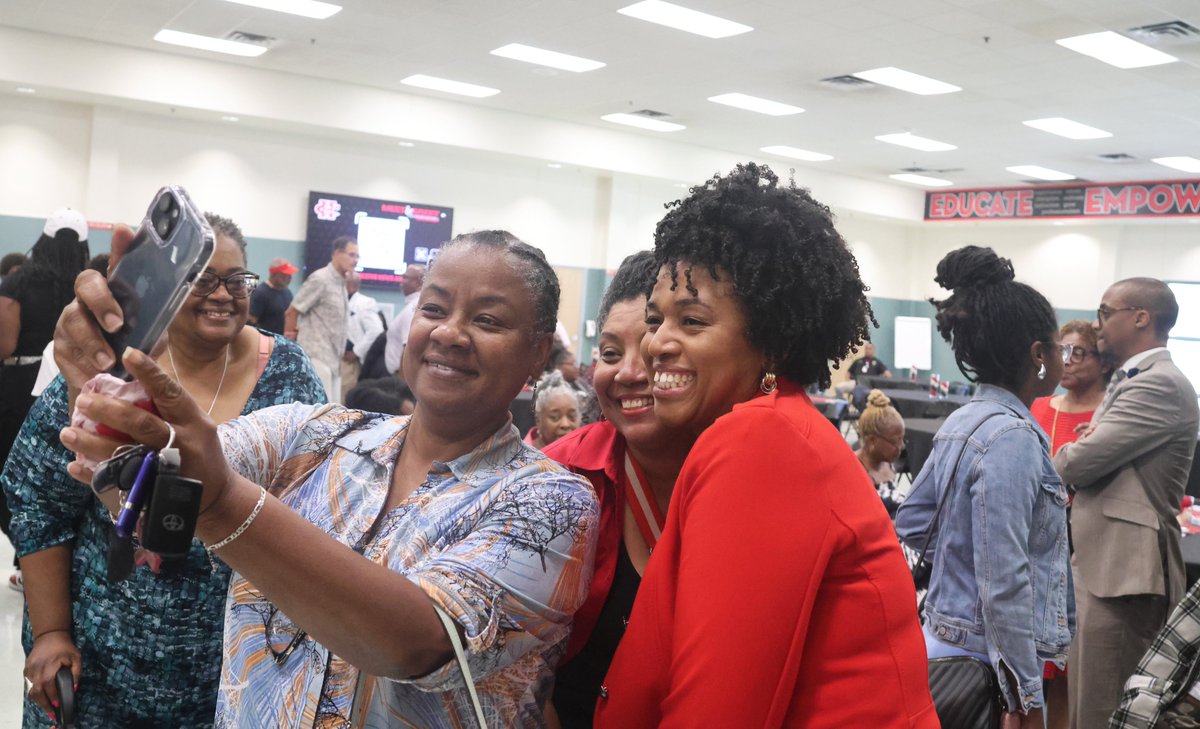 More than 100 people came to the JoLynn Maddox TLC last night to meet Cedar Hill ISD's new superintendent, Dr. Maria Gamell. 

Parents, staff, community members, and students learned about her vision for the district -- Every Student, Every Time, All The Time.