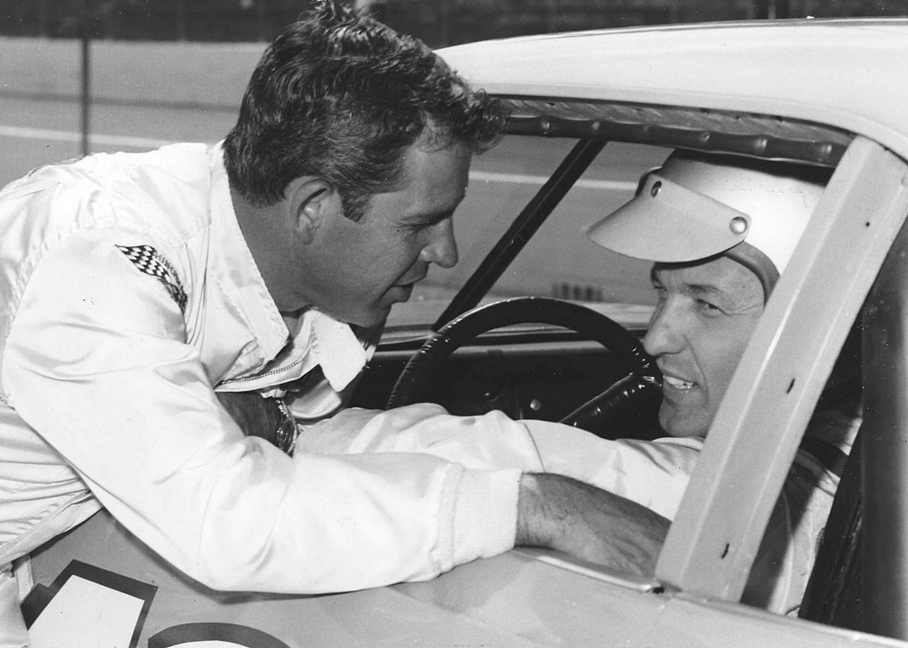 GoodSeatsStill's tweet image. 🏁 This week: the rivalry that helped defined modern-day NASCAR - with motorsports writer & "Petty vs. Pearson" author Mike Hembree; NOW wherever you pod, YouTube or tinyurl.com/3k3abymu #GoodSeats 🏁