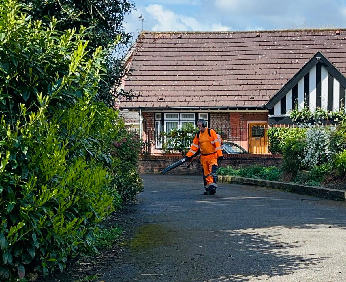 It's #LoveParksWeek!
Behind every clean path, blooming bed &amp; neatly cut lawn is a dedicated team. 18 teams work across our parks &amp; green spaces. From litter picking to edging, play area checks to tree care.
Let's hear it for them! Visit your local park 👉
shorturl.at/ZzNAI