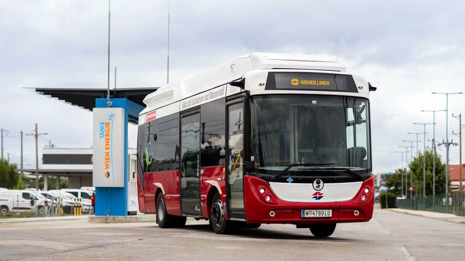 fuelcellsworks's tweet image. Wiener Linien will introduce 10 Rampini hydrogen-electric minibuses starting September 2025 on Vienna city center routes, providing a 250 km range without mid-day charging.
#HydrogenBuses #SustainableTransport #ZeroEmissions #GreenHydrogen
fcw.sh/KGkUXY