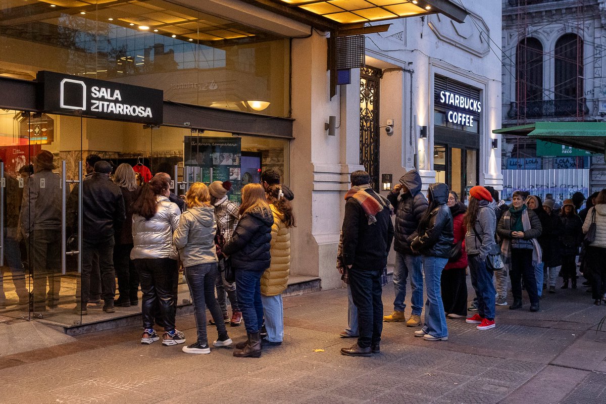 unamorcompanero's tweet photo. ✨ Un estreno cargado de emoción y memoria colectiva

La @SalaZitarrosa  se llenó hasta el último rincón. Desde temprano, una fila de personas se extendía por la vereda, con la expectativa de ser parte de una noche especial.

El periodista Luis Curbelo (@Mercedario1965)  abrió el evento con una sentida oratoria, enmarcando el valor político y humano del documental.