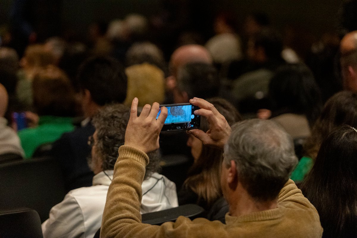 unamorcompanero's tweet photo. ✨ Un estreno cargado de emoción y memoria colectiva

La @SalaZitarrosa  se llenó hasta el último rincón. Desde temprano, una fila de personas se extendía por la vereda, con la expectativa de ser parte de una noche especial.

El periodista Luis Curbelo (@Mercedario1965)  abrió el evento con una sentida oratoria, enmarcando el valor político y humano del documental.