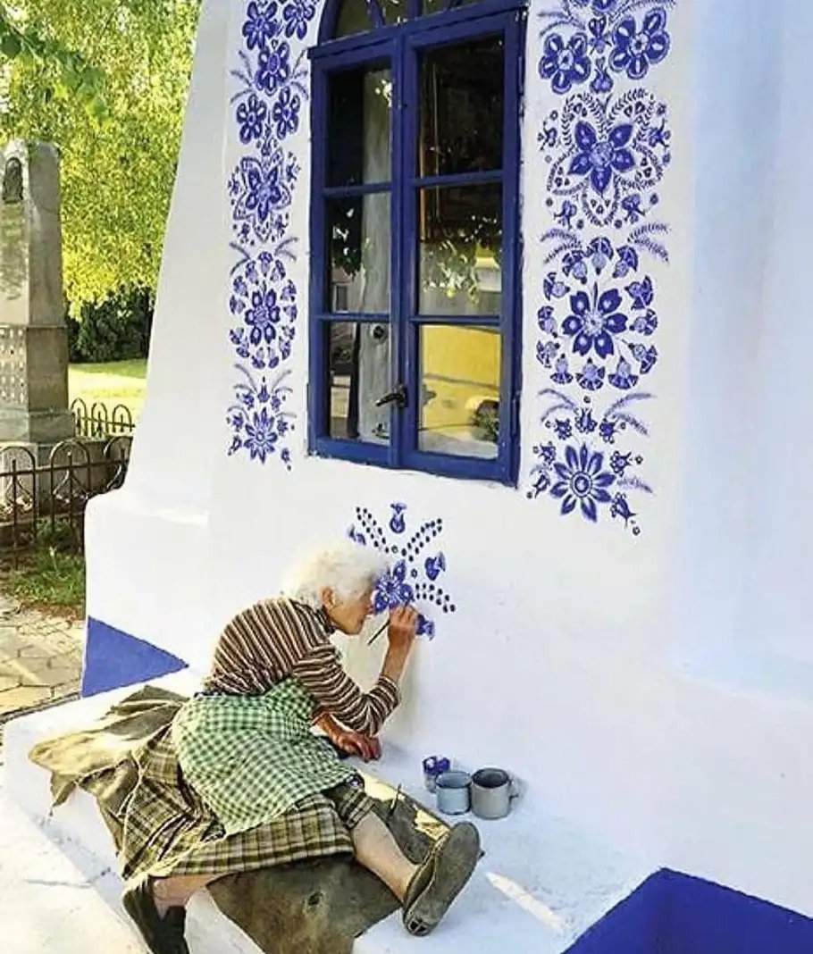 When the Czech artist Anežka Kašpárková was around 90 years old, she decorated the white walls of a village chapel with ultramarine floral patterns.