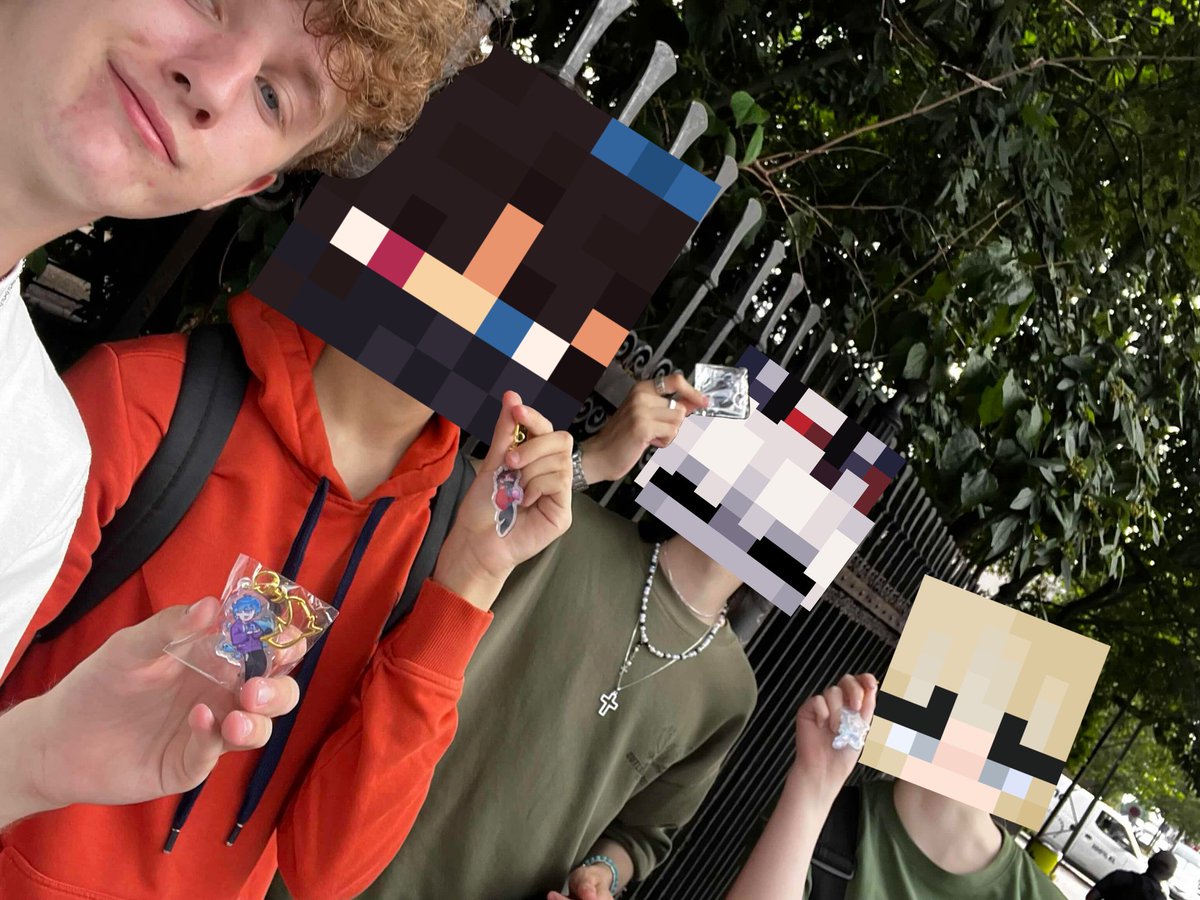 gam1nALol's tweet image. Genuinely meetup of my lifetime, genuinely everyone here is the flippin goat!!! @phinyxhelia