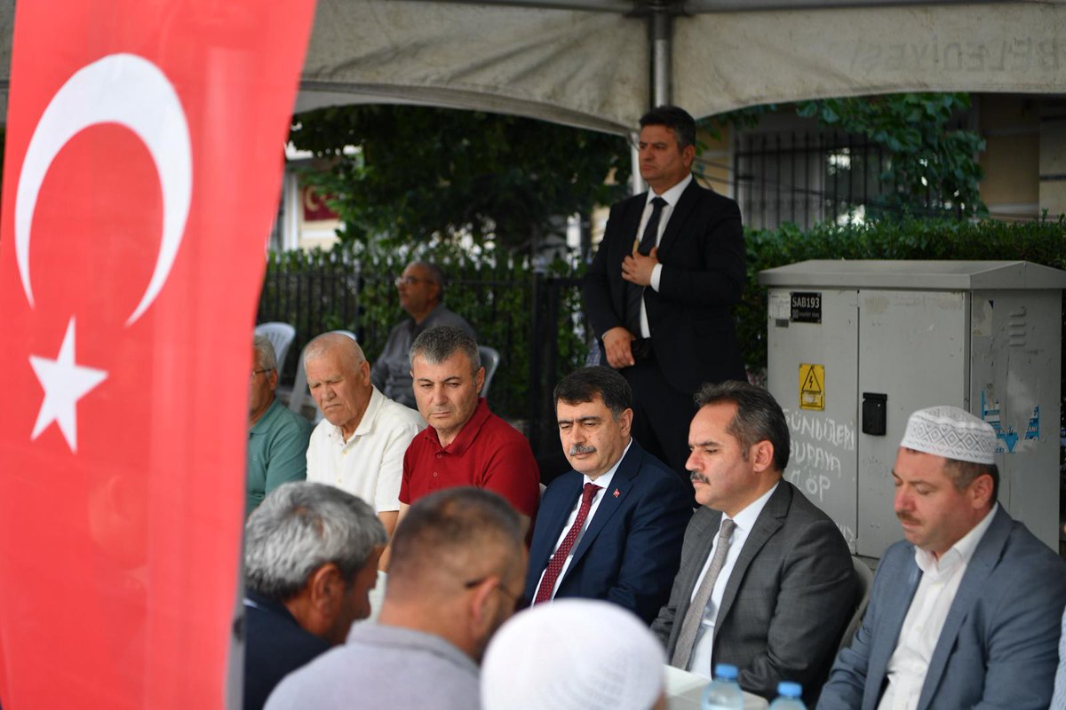AnkaraValiligi's tweet image. Vali Vasip Şahin, Eskişehir'in Seyitgazi ilçesindeki orman yangınına müdahale sırasında şehit olan gönüllü arama kurtarma ekiplerinden Tekin Enes Sarıyıldız ve Bayram Eren Arslan’ın ailelerine taziye ziyaretinde bulundu.
Ziyarette, fedakârlıkla milletimizin gönlünde müstesna bir…