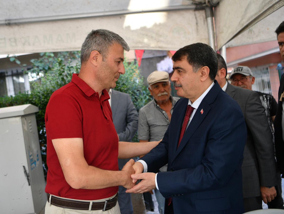 AnkaraValiligi's tweet image. Vali Vasip Şahin, Eskişehir'in Seyitgazi ilçesindeki orman yangınına müdahale sırasında şehit olan gönüllü arama kurtarma ekiplerinden Tekin Enes Sarıyıldız ve Bayram Eren Arslan’ın ailelerine taziye ziyaretinde bulundu.
Ziyarette, fedakârlıkla milletimizin gönlünde müstesna bir…