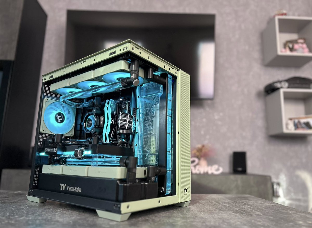 ➔ CASE MOD ➔ This week for Case Mod Friday we have the “Black Matcha Green” build from B_buildz! This build is done inside the Thermaltake View 380TG case, what do you think? thinkcomputers.org/case-mod-frida…