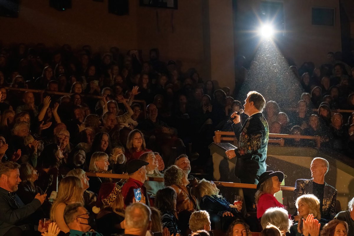 ParamountAustin's tweet image. THIS SUNDAY 💫 @ChrisIsaak returns to the Paramount with a performance as sparkly as the suits he dawns. Only a few seats left, but if you’ve seen Chris at the Paramount before, you know there's not a bad seat in the house 😉
Show @ 7pm | Doors @ 6pm
🎫 bit.ly/4iyNJOf