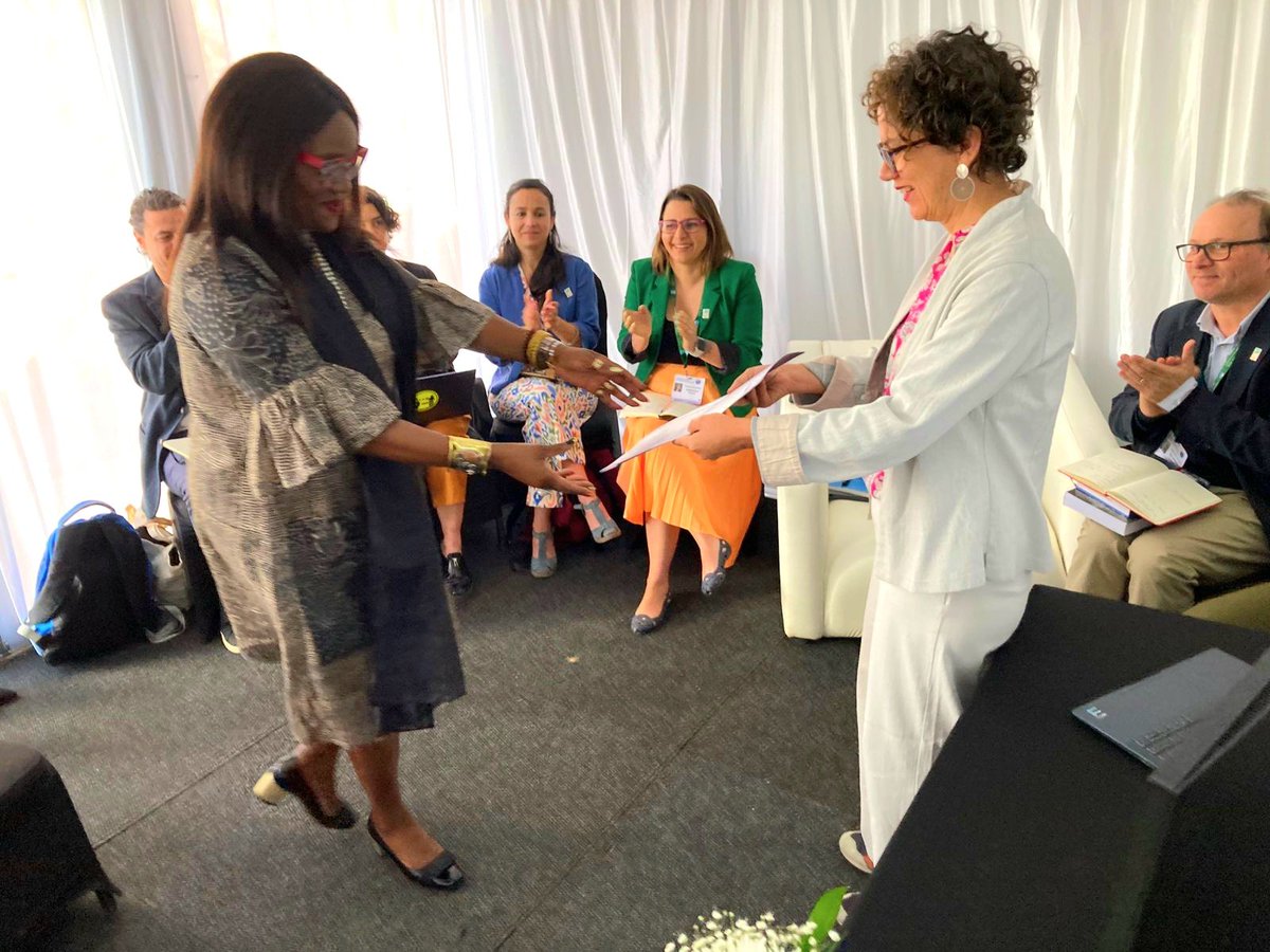 MMAChile's tweet image. ¡Chile reafirma su liderazgo internacional en la protección de la biodiversidad! La ministra Maisa Rojas presentó la Red de Salares Protegidos en la #COP15 de Humedales que se realiza en Zimbabue, que propone aumentar de un 8% a un 32% los salares altoandinos protegidos. 🇨🇱