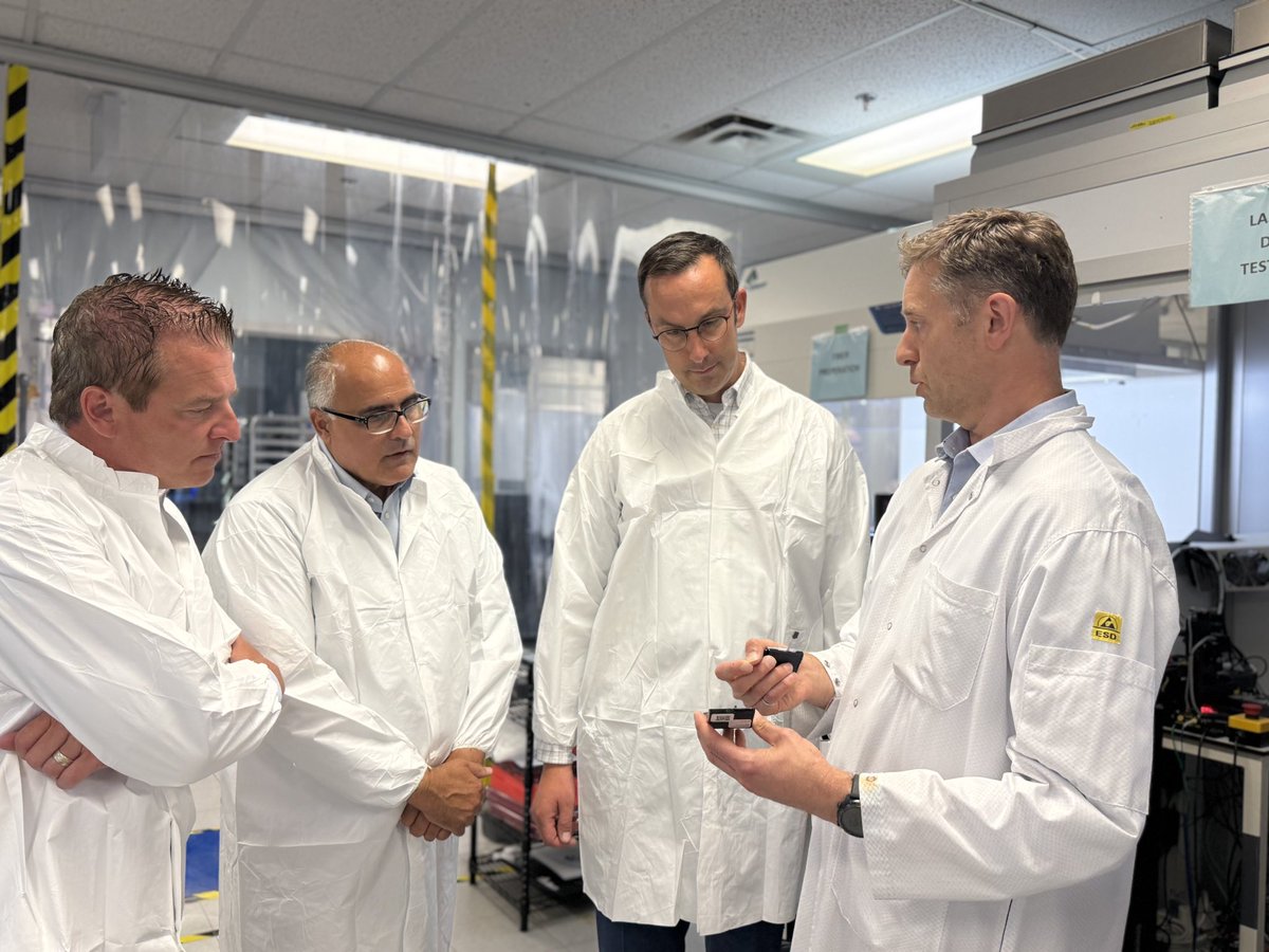 nolanmquinn's tweet image. Pleased to visit @RANOVUS yesterday alongside MPP @GeorgesDarouze in #Ottawa — a cutting-edge company developing advanced photonics and laser solutions for next-generation AI.
I had the chance to meet two former @MitacsCanada interns at Ranovus who are now working full time and…