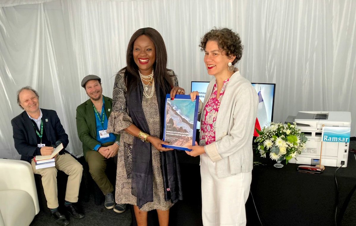 MMAChile's tweet image. ¡Chile reafirma su liderazgo internacional en la protección de la biodiversidad! La ministra Maisa Rojas presentó la Red de Salares Protegidos en la #COP15 de Humedales que se realiza en Zimbabue, que propone aumentar de un 8% a un 32% los salares altoandinos protegidos. 🇨🇱