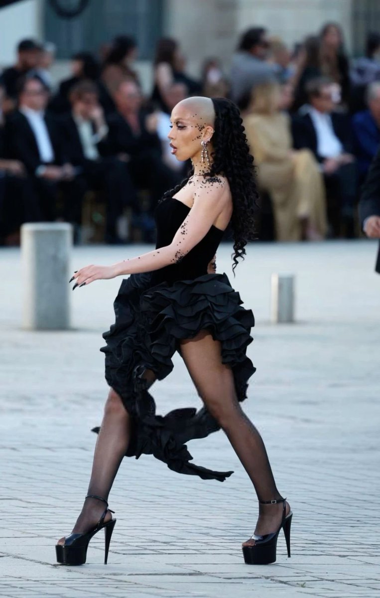 InfoFKATwigs's tweet image. 🚨First look at FKA twigs on the set of ‘THE DEVIL WEARS PRADA 2’