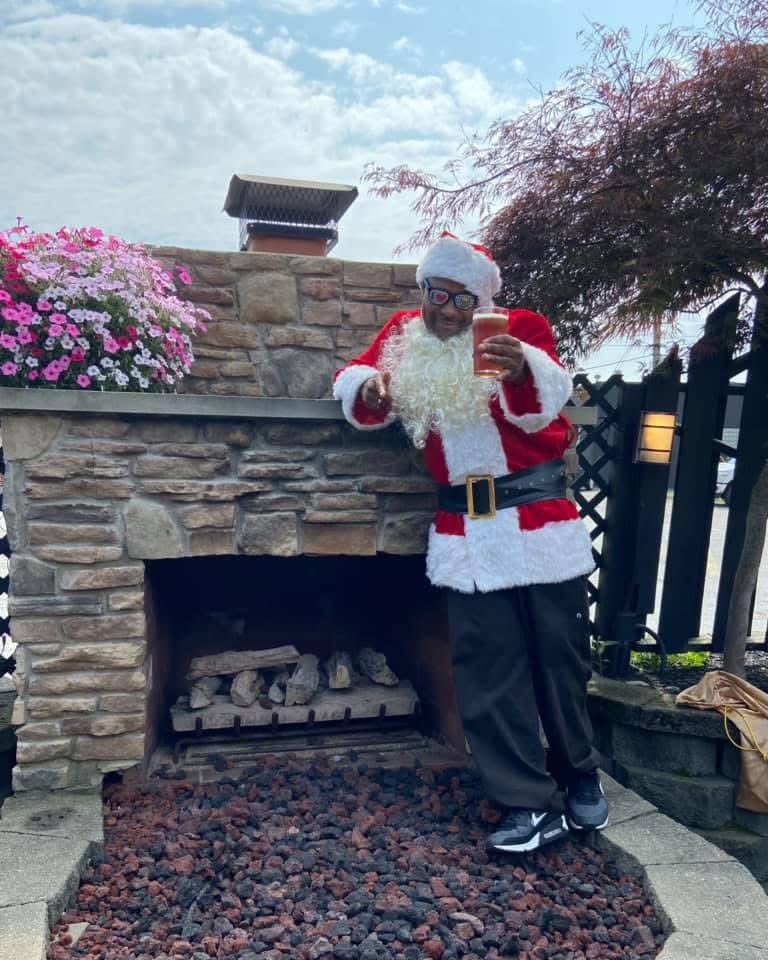 winkinglizard's tweet image. ๐๐
Itโs CHRISTMAS IN JULY at the Winking Lizard! ๐
๐
@GLBC_Cleveland Christmas Ale is tapped at ALL locationsโbecause who says you have to wait until December for holiday cheer? ๐ปโจ๐
#ChristmasInJuly #WinkingLizard #ChristmasAle #HolidayVibes
