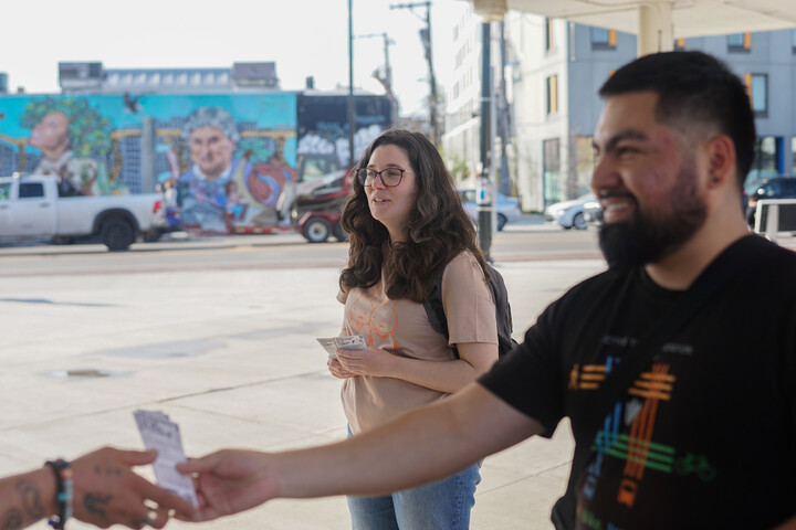 🚋 Without action, our buses &amp; trains face deep cuts! Join our team of canvassers to fight for fair funding. Meet at ATA office, 4:30pm, July 29 or August 5. Sign up here: docs.google.com/forms/d/e/1FAI…
#KeepChicagoMoving