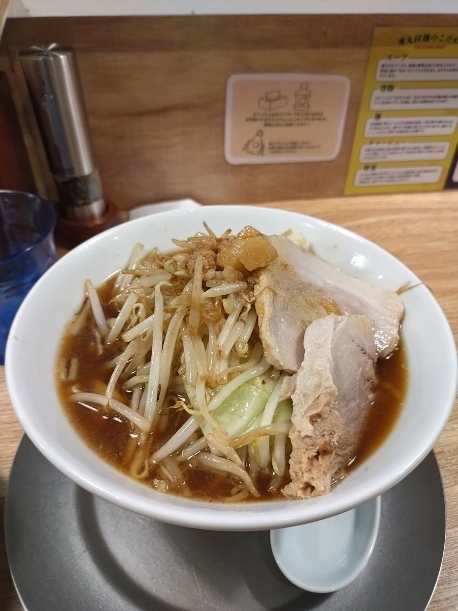 trm236's tweet image. 先日アカボシマシマシTVさんの動画で知った「山賊薬味」をかけられる二郎系ラーメン、高田馬場の「秀丸」に数年前に一緒に口喧嘩祭に行った友人と行ってきました。スケジュール的に行くことは出来ませんが明後日の口喧嘩祭は絶対に楽しい。
#RAYラーメン部