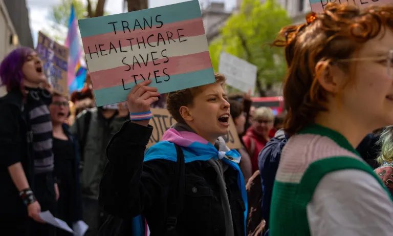 PeterTatchell's tweet image. New UK survey finds some trans & non-binary people are facing ‘hurdles’ in accessing healthcare
They report misgendering, disruptions to prescriptions & loss of access to previous NHS records. SHAME!
thepinknews.com/2025/07/25/new…