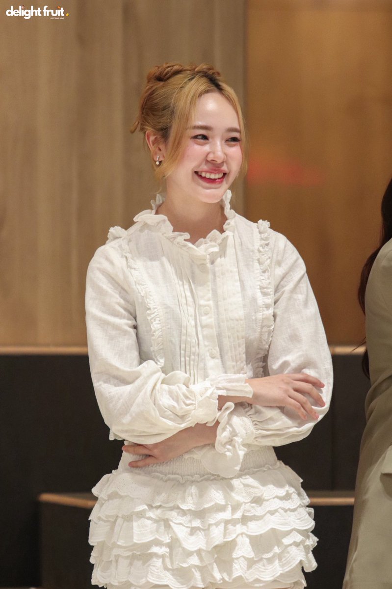 Nụ cười tổng tài chạy Tesla màu hường 🤪

#Junewanwimol